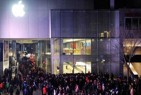 iPhone 4S发售时，北京三里屯苹果店外彻夜等候的人群